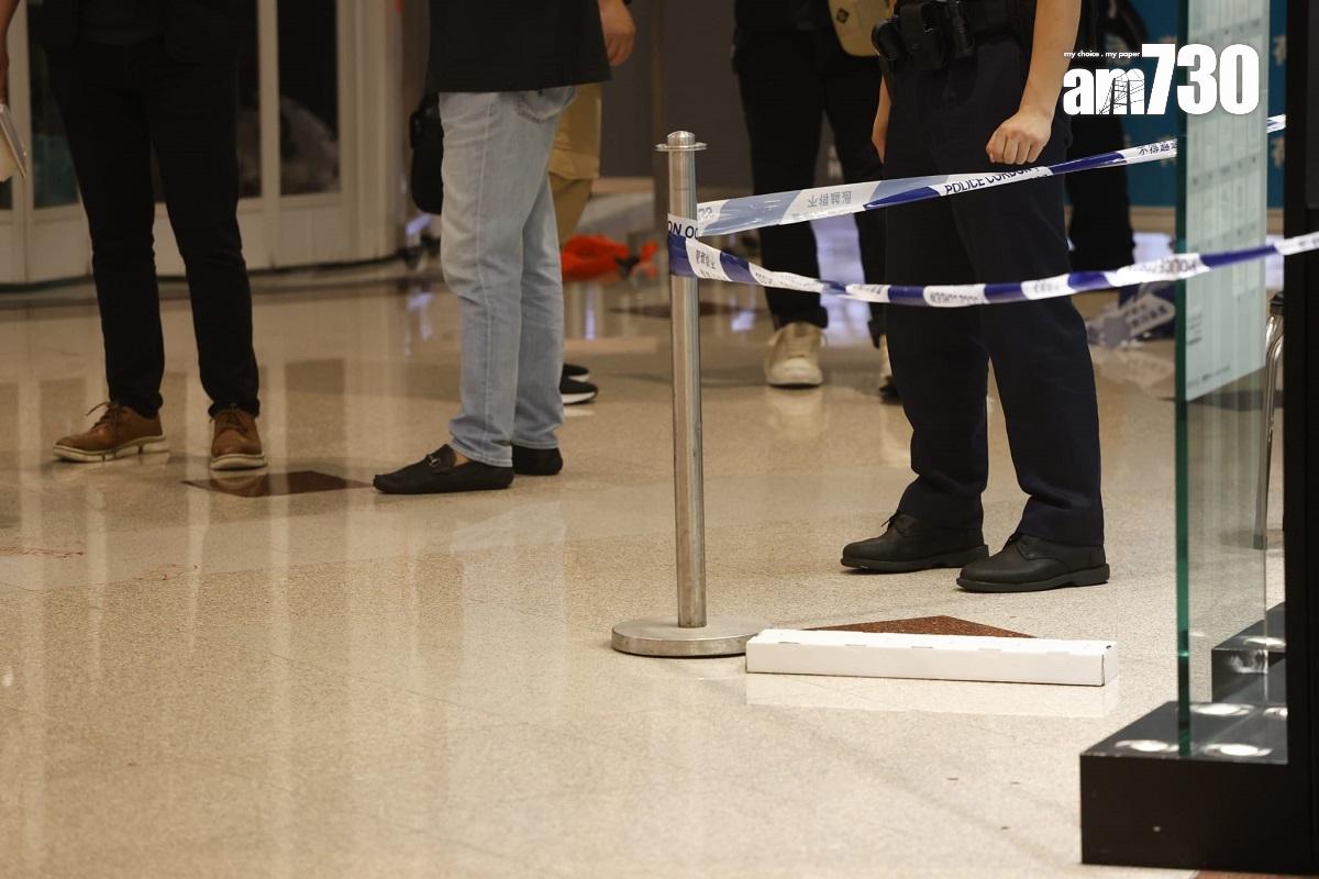 鑽石山荷里活廣場發生謀殺案,探員到場調查。(林俊源攝)