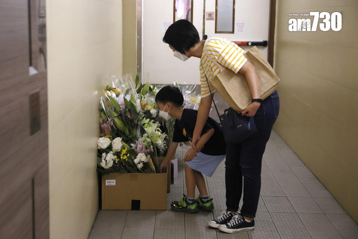 鑽石山荷里活廣場6月2日發生謀殺案,案發後第二日續有市民到場擺放鮮花悼念死者。(林俊源攝)