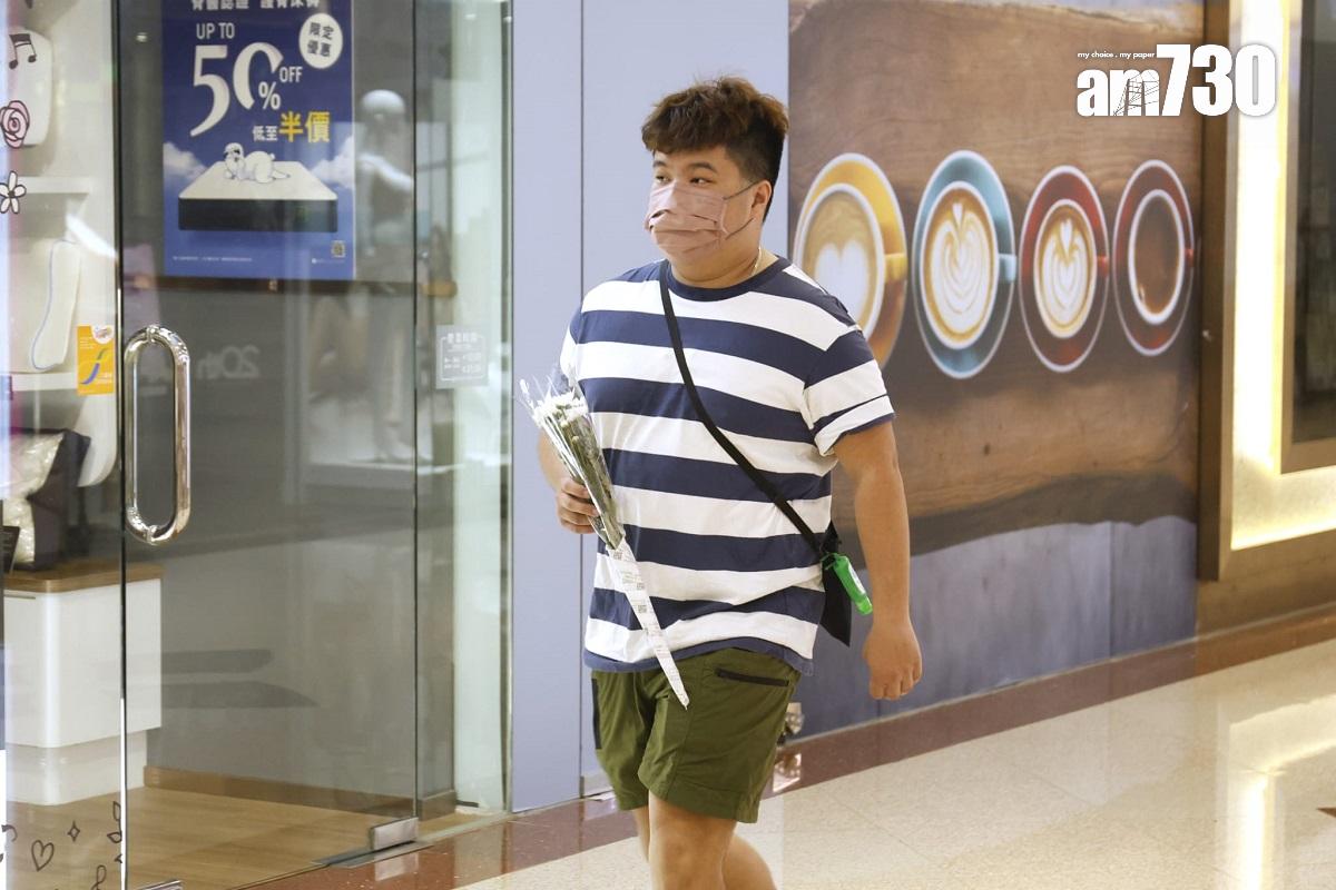 鑽石山荷里活廣場6月2日發生謀殺案,案發後第二日續有市民到場擺放鮮花悼念死者。(林俊源攝)