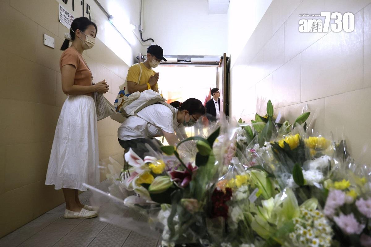 鑽石山荷里活廣場6月2日發生謀殺案,案發後第二日續有市民到場擺放鮮花悼念死者。(林俊源攝)