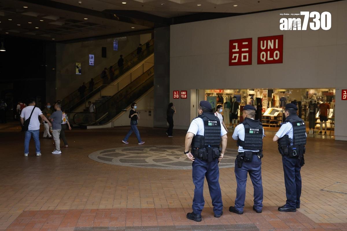 鑽石山荷里活廣場6月2日發生謀殺案,警方加派警力在商場外駐守。(林俊源攝)