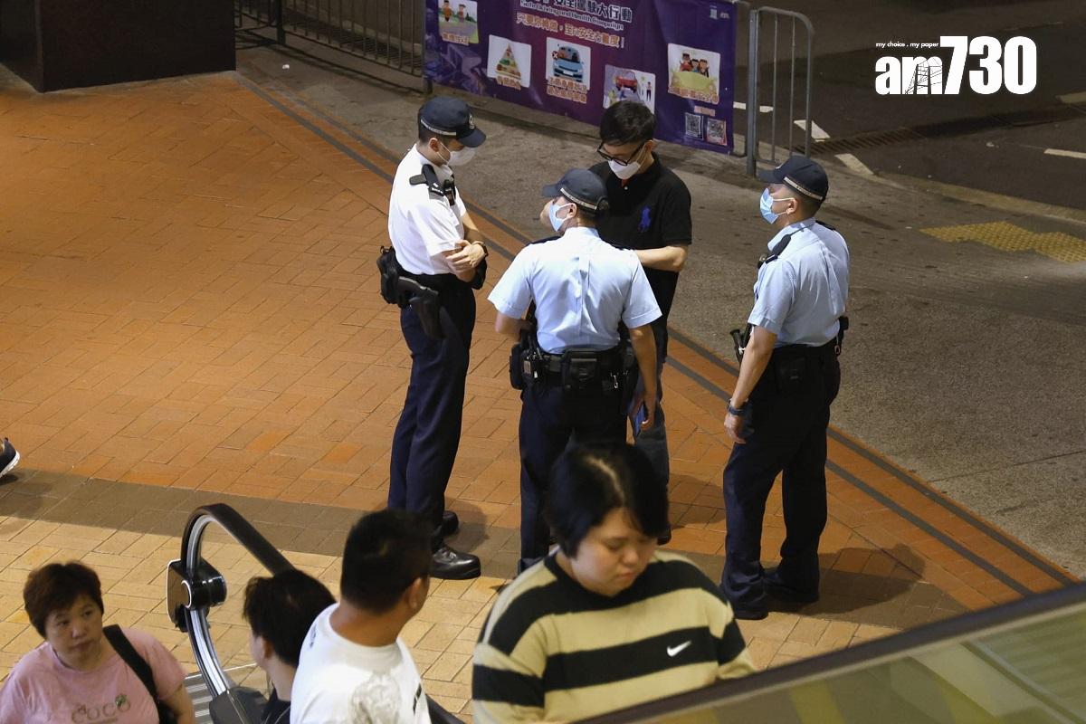 鑽石山荷里活廣場6月2日發生謀殺案,警方加派警力在商場外駐守,圖中警員正截查一名身穿黑衣的男子。(林俊源攝)