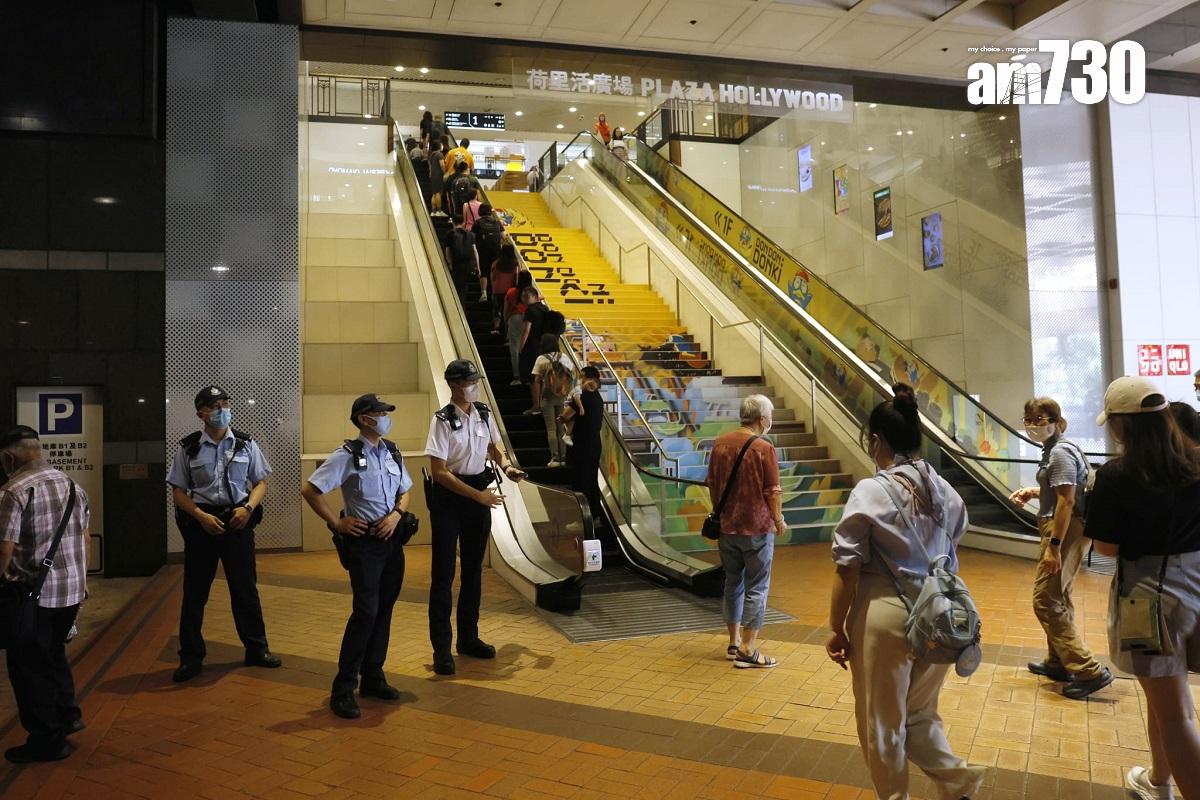 鑽石山荷里活廣場6月2日發生謀殺案,警方加派警力在商場外駐守。(林俊源攝)