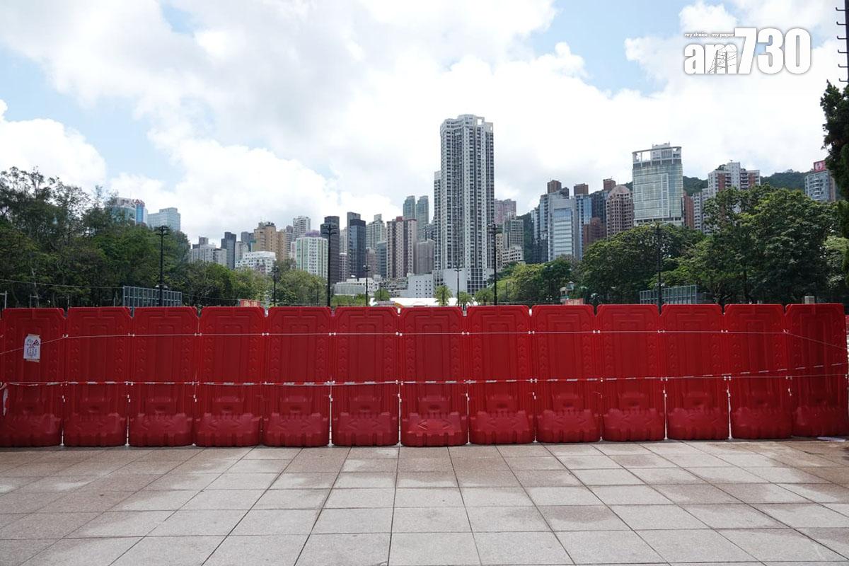 今日是六四事件34周年,維多利亞公園正舉行「家鄉市集嘉年華」,未被租用的足球場則以膠板圍封。(陳奕釗攝)