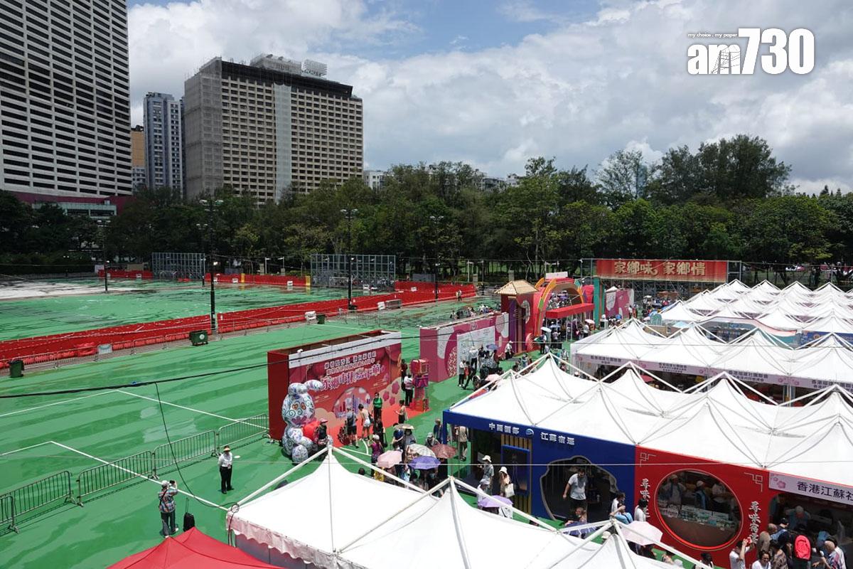 今日是六四事件34周年,維多利亞公園正舉行「家鄉市集嘉年華」,未被租用的足球場則以膠板圍封。(陳奕釗攝)