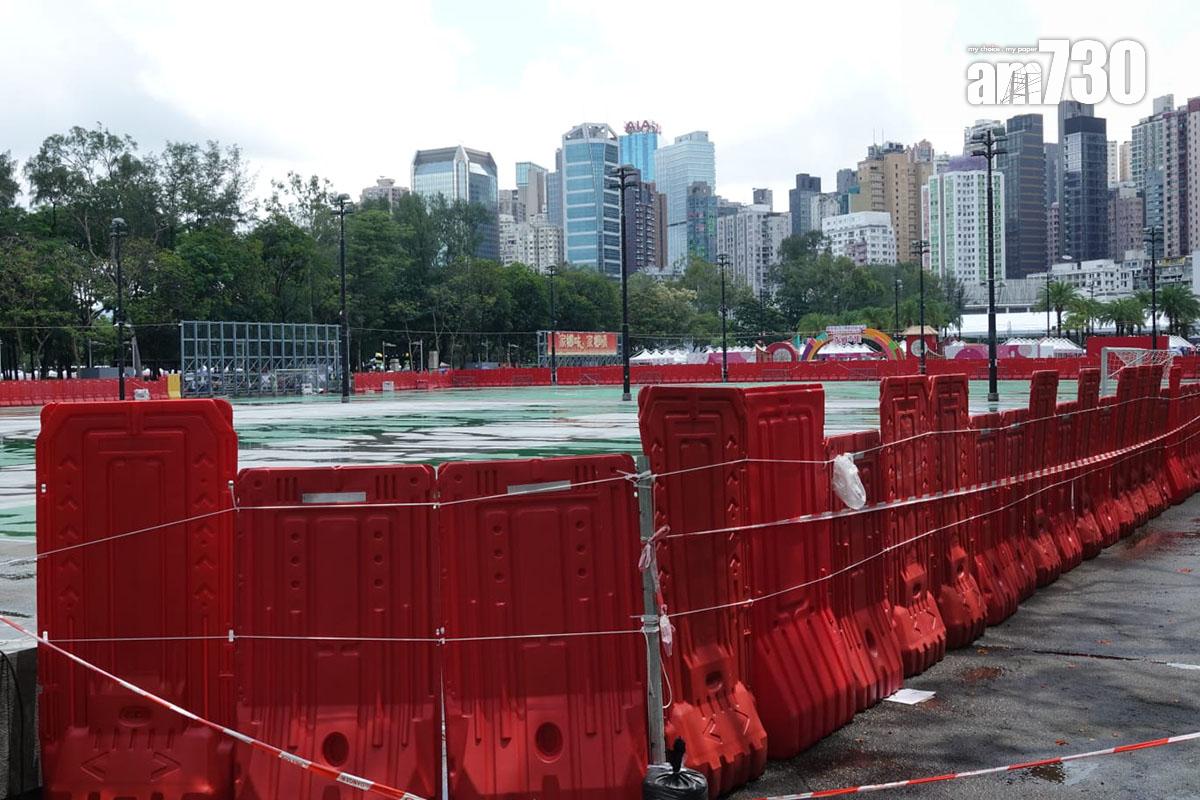 今日是六四事件34周年,維多利亞公園正舉行「家鄉市集嘉年華」,未被租用的足球場則以膠板圍封。(陳奕釗攝)