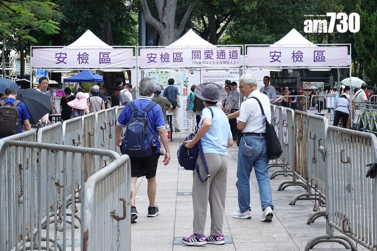 今日是六四事件34周年,維多利亞公園正舉行「家鄉市集嘉年華」,進場人士需要接受安檢。(陳奕釗攝)