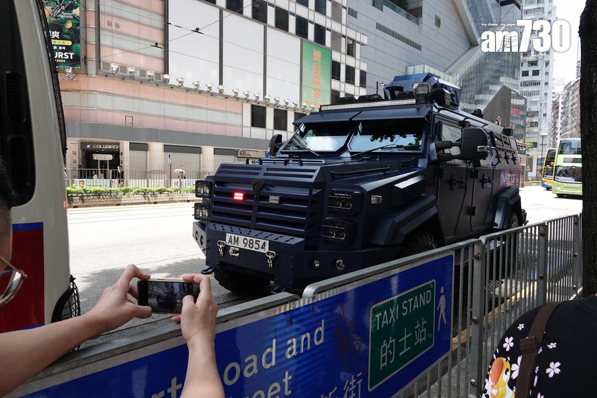 今日是六四事件34周年,停泊在銅鑼灣的國產裝甲車「劍齒虎」吸引市民拍照「打卡」。(陳奕釗攝)