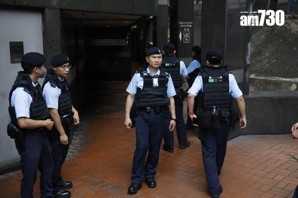 鑽石山荷里活廣場6月2日發生謀殺案,警方加派警力在商場外駐守。(林俊源攝)