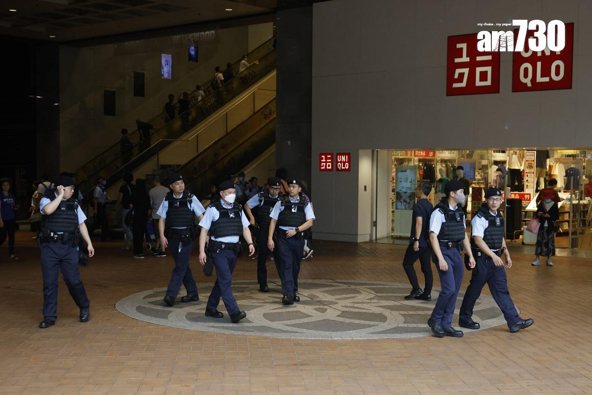 鑽石山荷里活廣場6月2日發生謀殺案,警方加派警力在商場外駐守。(林俊源攝)