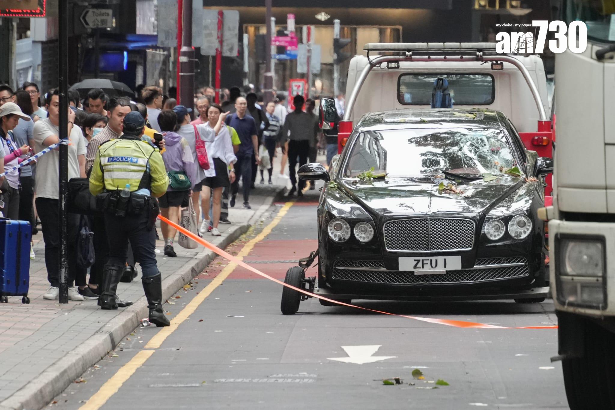 尖沙咀海防道大樹倒塌 壓中一輛途經賓利房車