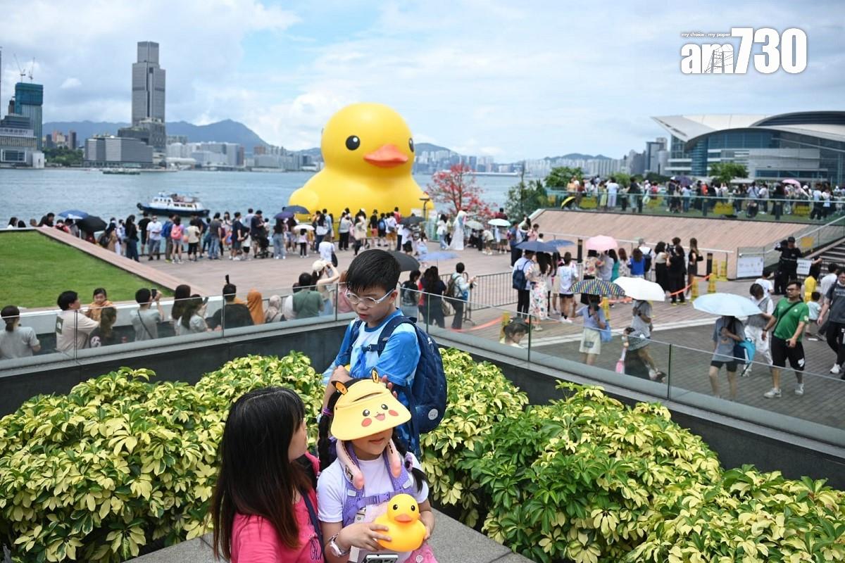 即使維港今日只有「落單」黃鴨,仍無損市民到場欣賞的興致。(李睿哲攝)