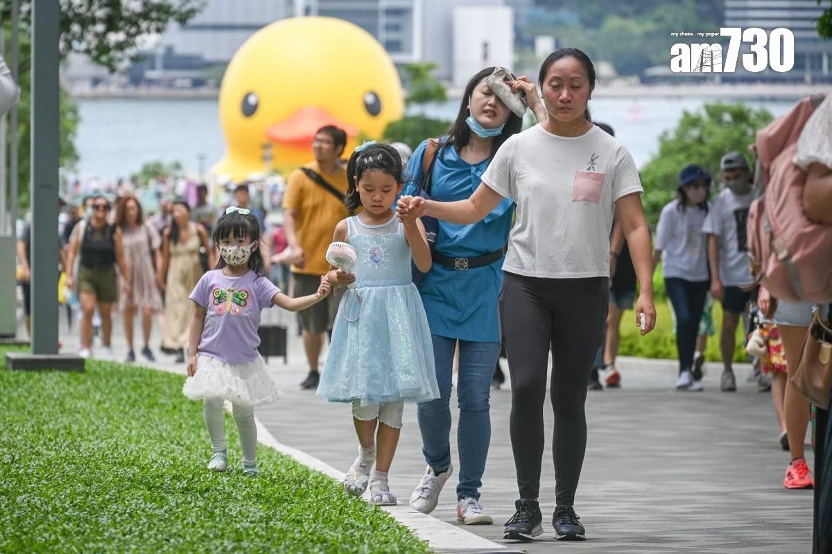 即使維港今日只有「落單」黃鴨,仍無損市民到場欣賞的興致。(李睿哲攝)
