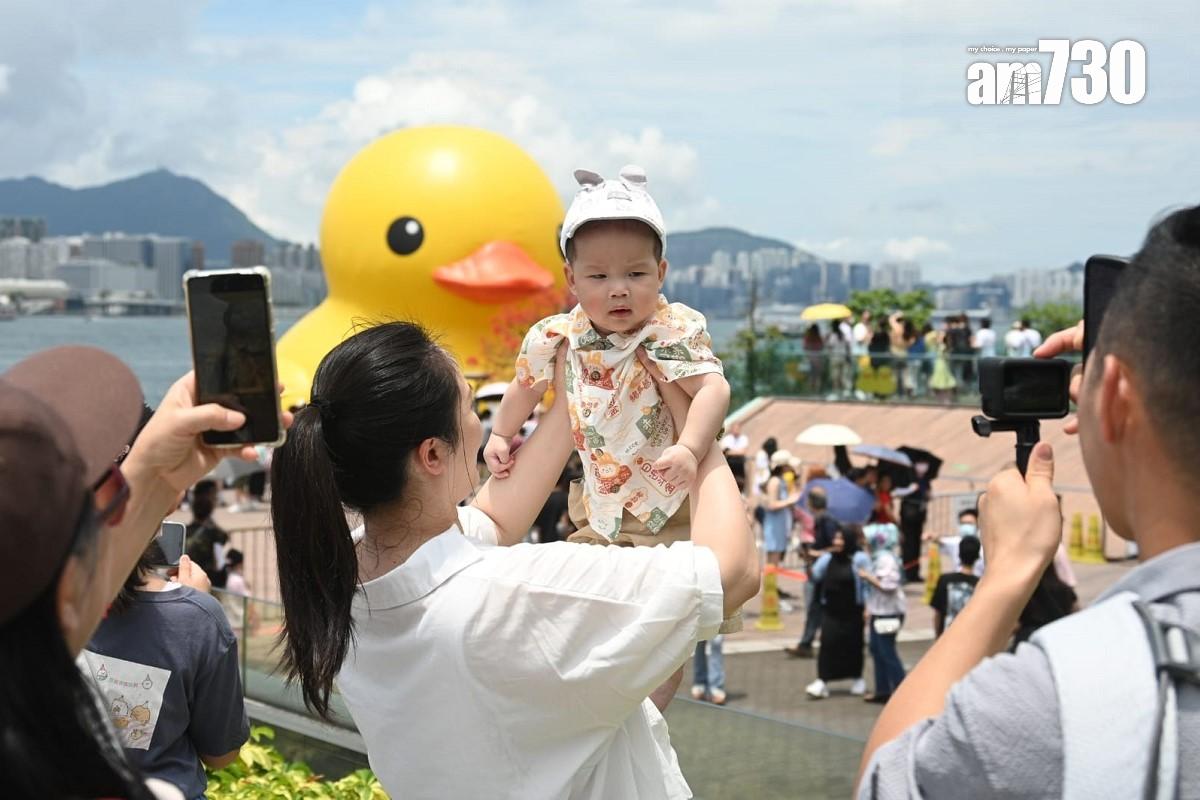 即使維港今日只有「落單」黃鴨,仍無損市民到場欣賞的興致。(李睿哲攝)
