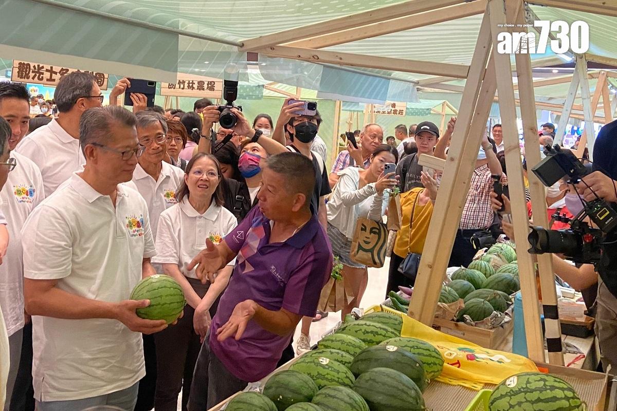 財政司司長陳茂波(左一)到本地有機西瓜節選購西瓜和蔬果。(謝曉瑩攝)