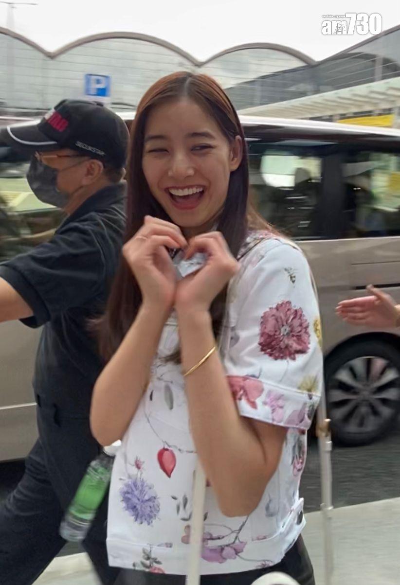 新木優子笑容甜美,還不停派心。