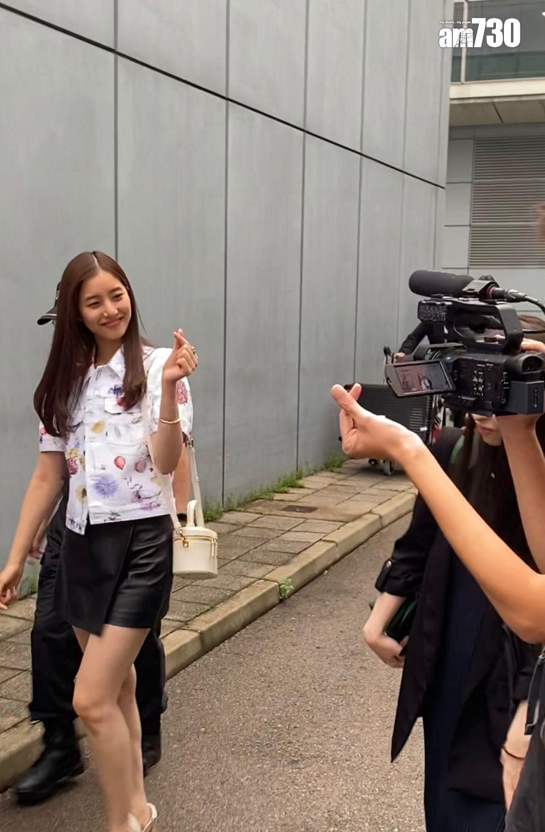 新木優子笑容甜美,還不停派心。