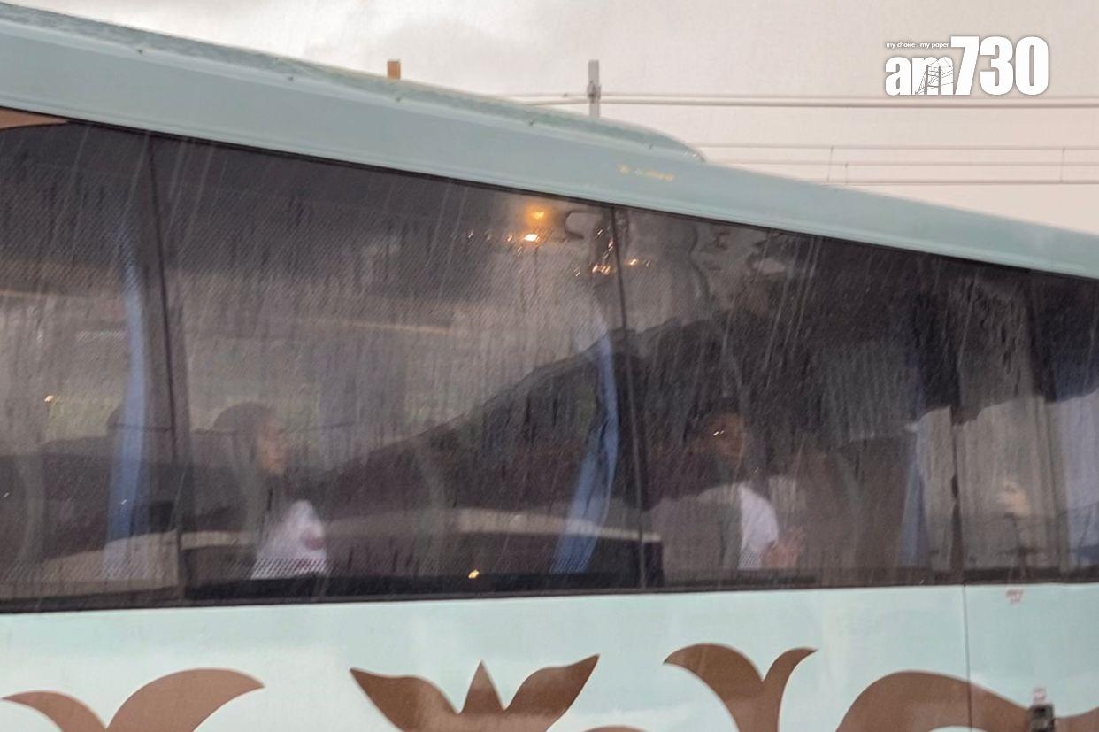 兩人登車後突然下起大雨,離去時亦跟粉絲揮手道別。