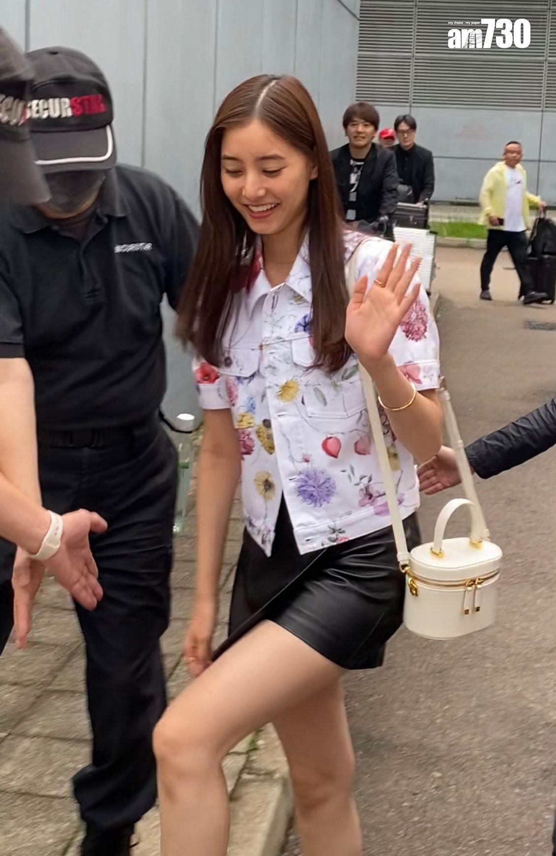 新木優子穿短裙大騷美腿,態度亦相當親民。