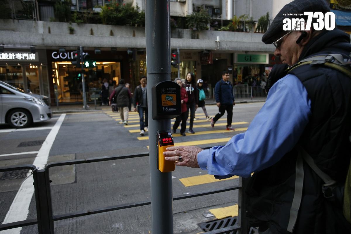北角渣華道一個過路處,設有供長者、殘疾人士拍卡延長綠燈時間的裝置。(資料圖片)