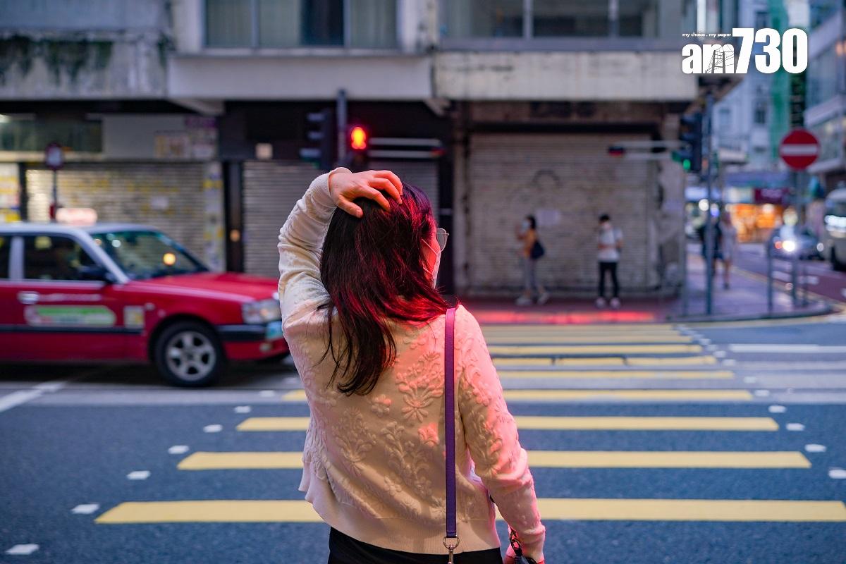 銅鑼灣波斯富街近富明街的行人過路處裝有紅光投射裝置。(資料圖片/李睿哲攝)