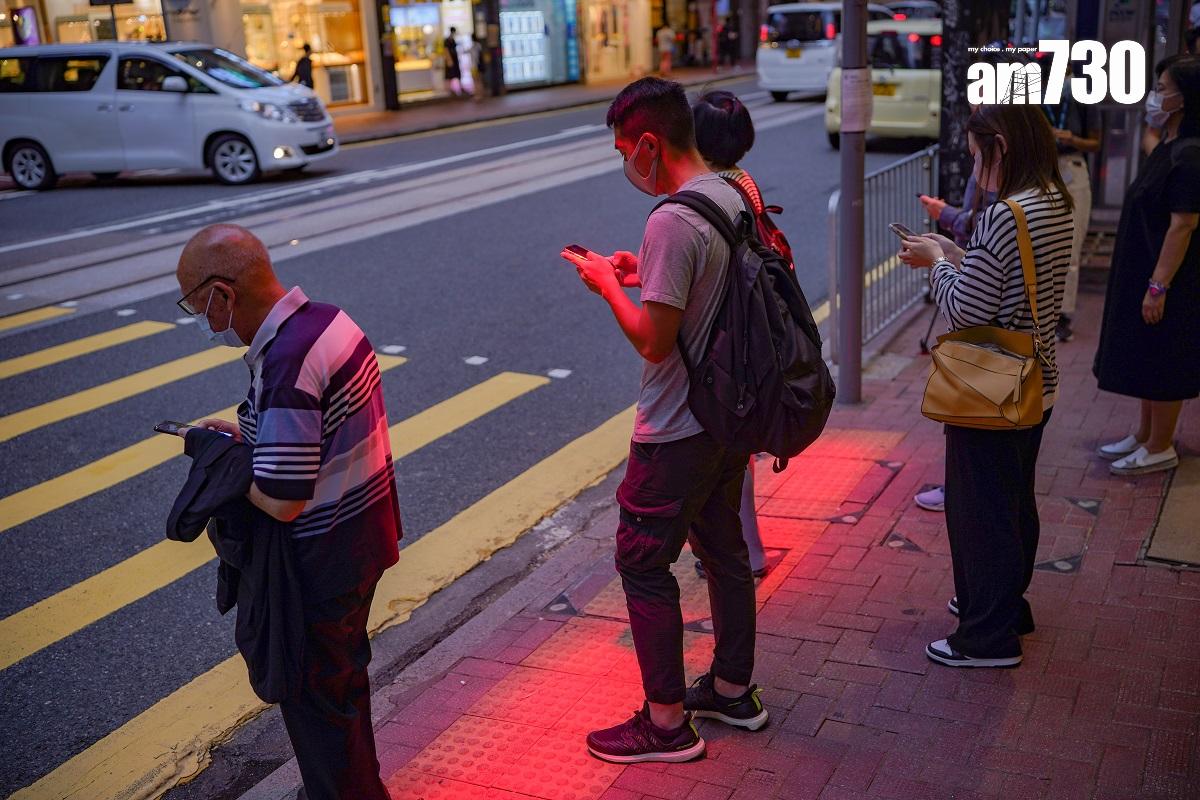 銅鑼灣波斯富街近富明街的行人過路處裝有紅光投射裝置。(資料圖片/李睿哲攝)