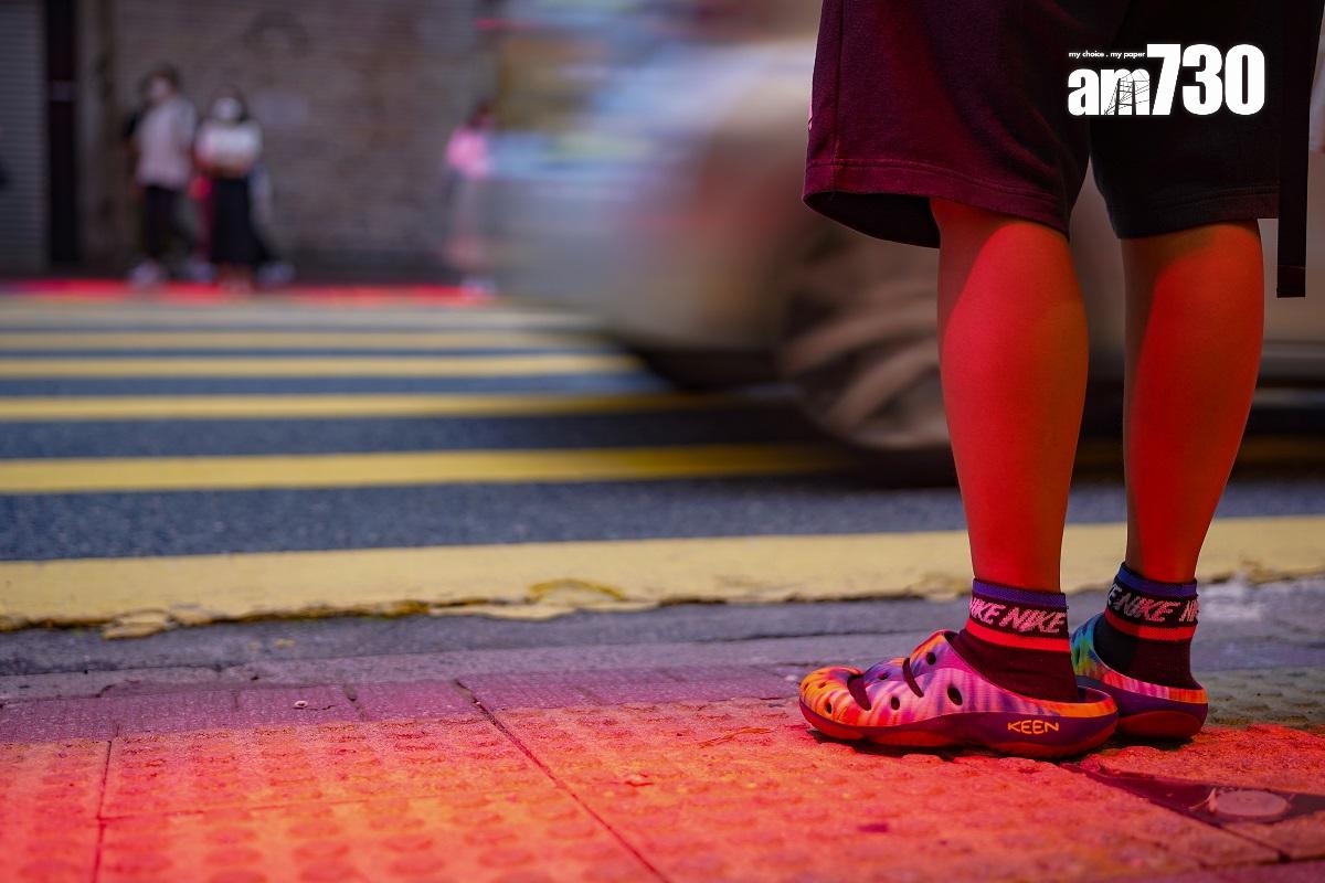 銅鑼灣波斯富街近富明街的行人過路處裝有紅光投射裝置。(資料圖片/李睿哲攝)