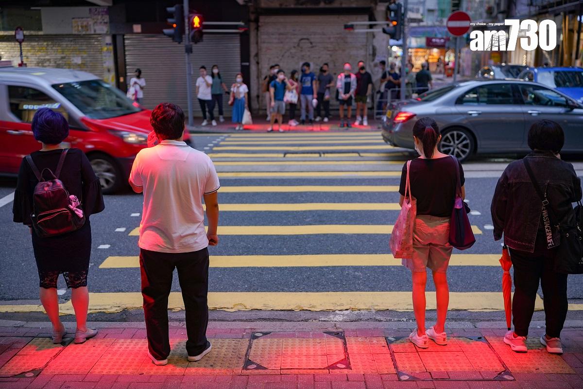 銅鑼灣波斯富街近富明街的行人過路處裝有紅光投射裝置。(資料圖片/李睿哲攝)