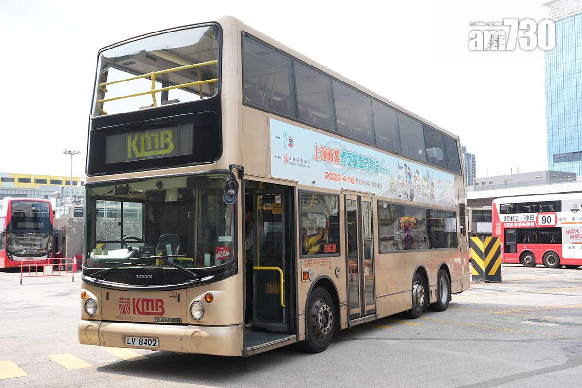 最後一批設有「潛望鏡」、俗稱「短豬」的富豪超級奧林比安10.6米巴士已全數退役。(資料圖片/陳奕釗攝)