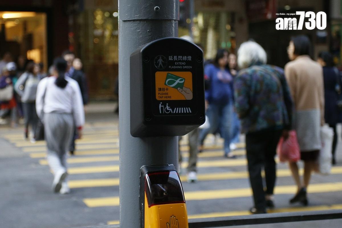 北角渣華道一個過路處,設有供長者、殘疾人士拍卡延長綠燈時間的裝置。(資料圖片)