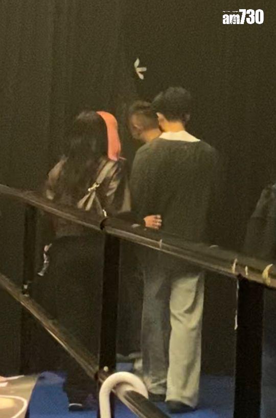 康堤不自覺貼近男友,態度甜蜜。