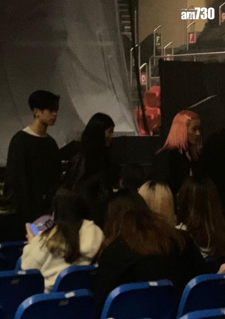 康堤(中)、Pete早前睇騷捧老友場,找來媽咪徐濠縈做電燈膽。