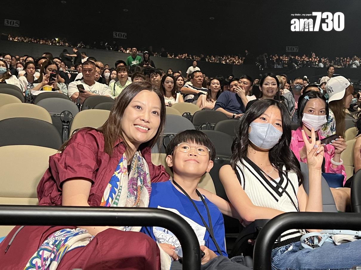 鄭中基太太全思敏和一對子女。