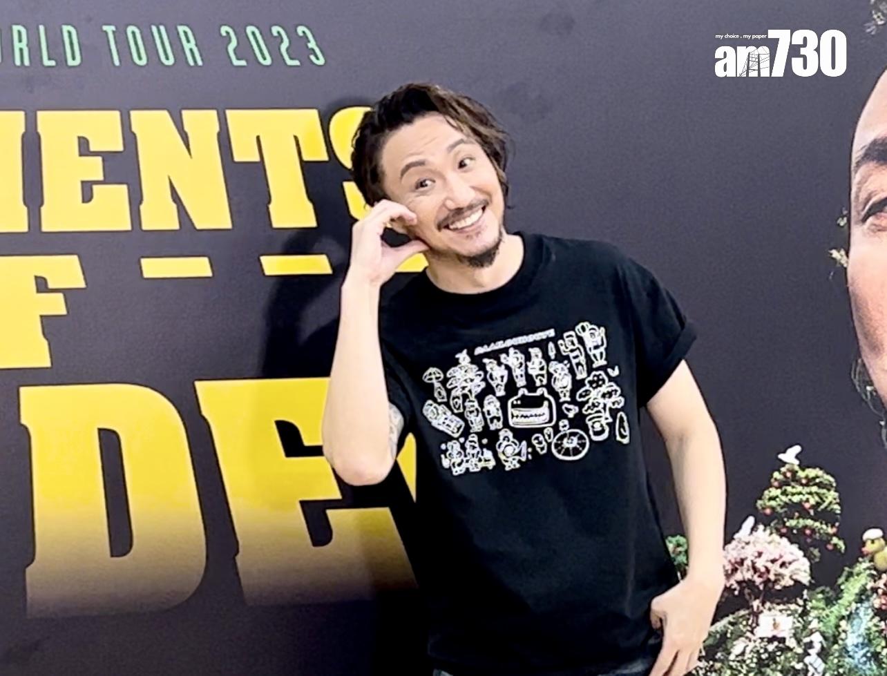 鄭中基罕有地擺心手勢。