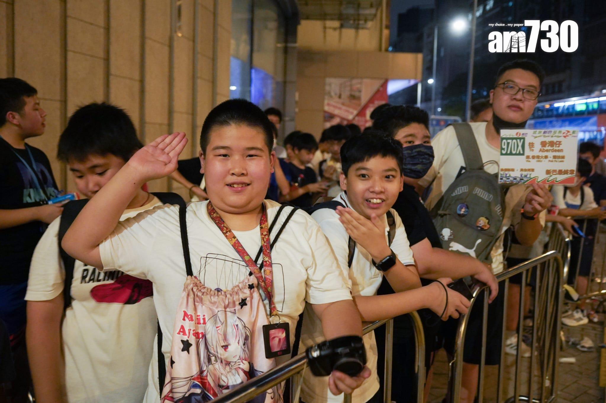 現場有逾100人等候970X號尾班車,人龍在長沙灣道延伸幾百米。(李睿哲攝)