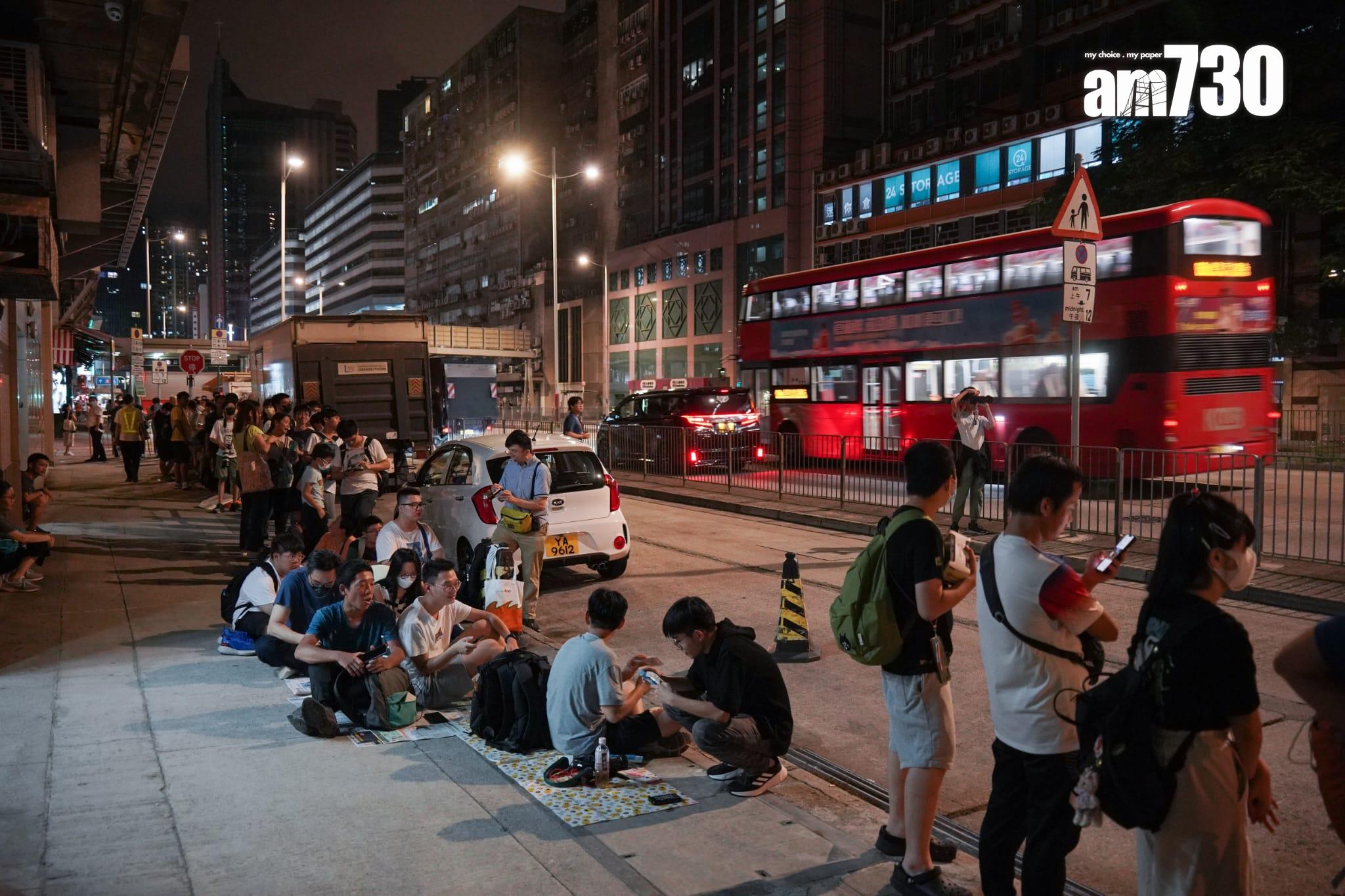 現場有逾100人等候970X號尾班車,人龍在長沙灣道延伸幾百米。(李睿哲攝)