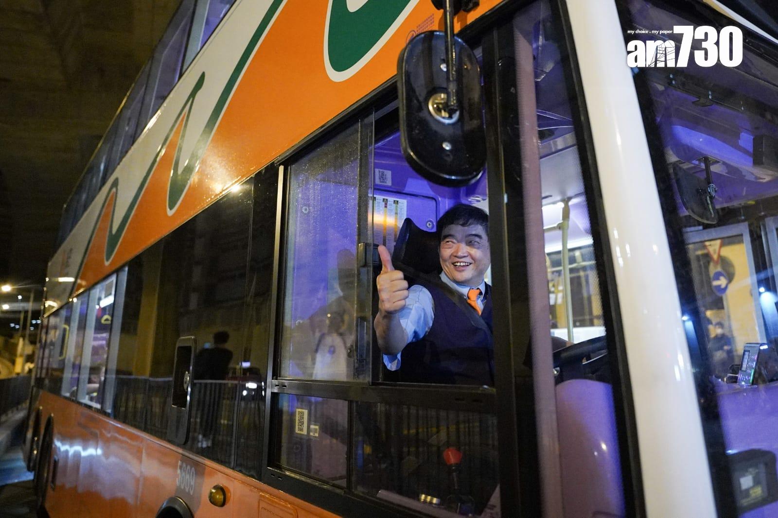 駕駛約40年巴士,曾先後於3間巴士公司任職,由中巴過渡到城巴的司機劉永洪形容兩巴合併好似「一家人」。(李睿哲攝)