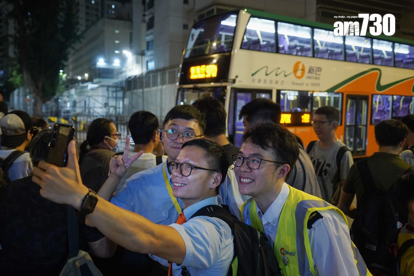 新巴的尾班車 970X號,於凌晨1時半由長沙灣甘泉街總站開出前往香港仔。(李睿哲攝)