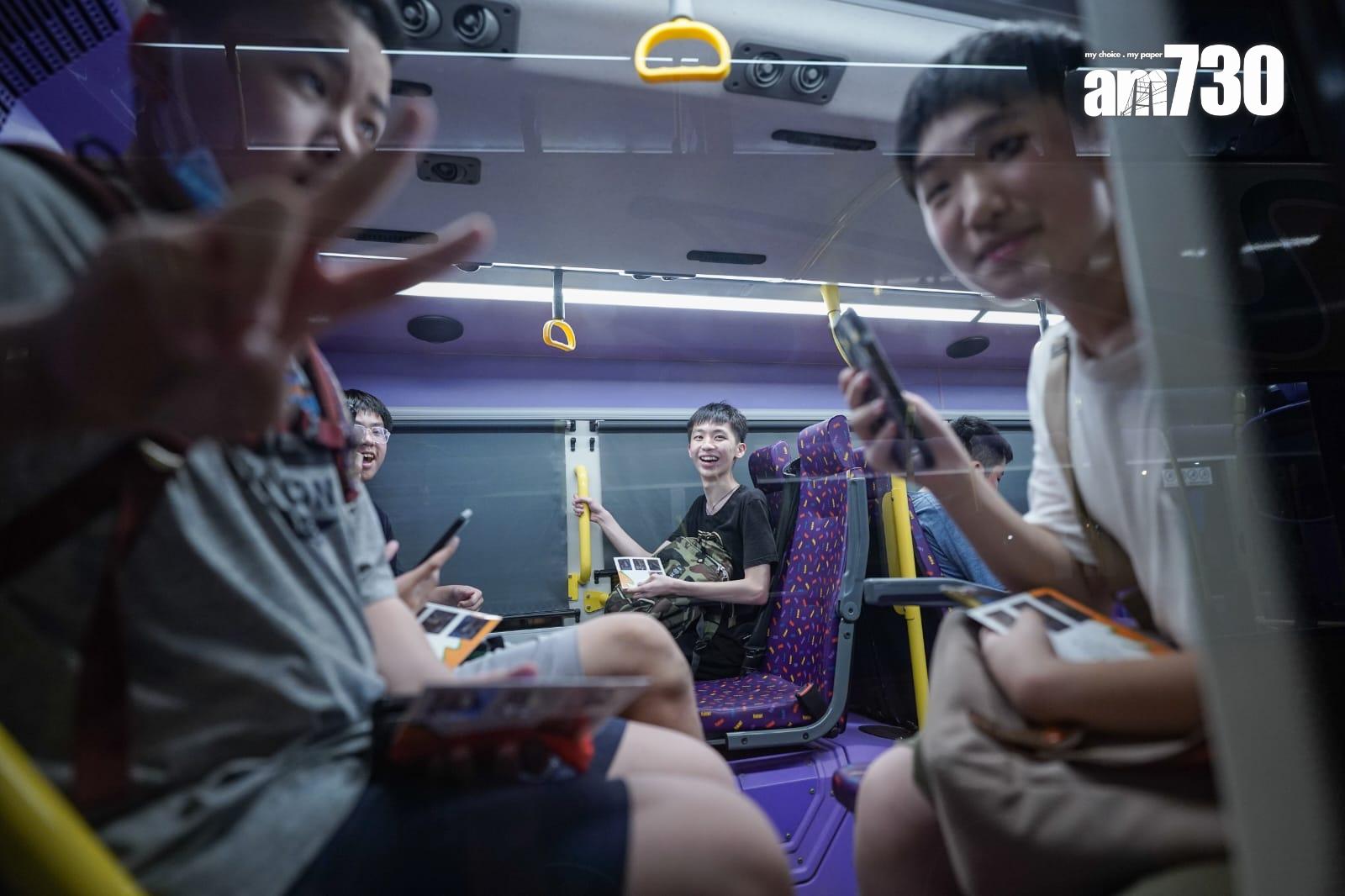 大批巴士迷先後登上4輛新巴經典波浪紋巴士見證新巴步入歷史。(李睿哲攝)