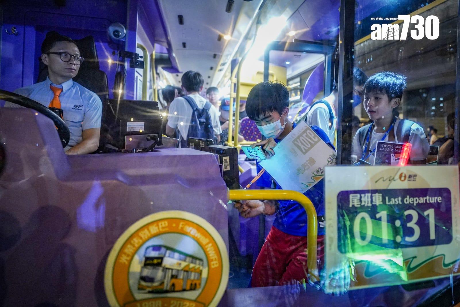 大批巴士迷先後登上4輛新巴經典波浪紋巴士見證新巴步入歷史。(李睿哲攝)