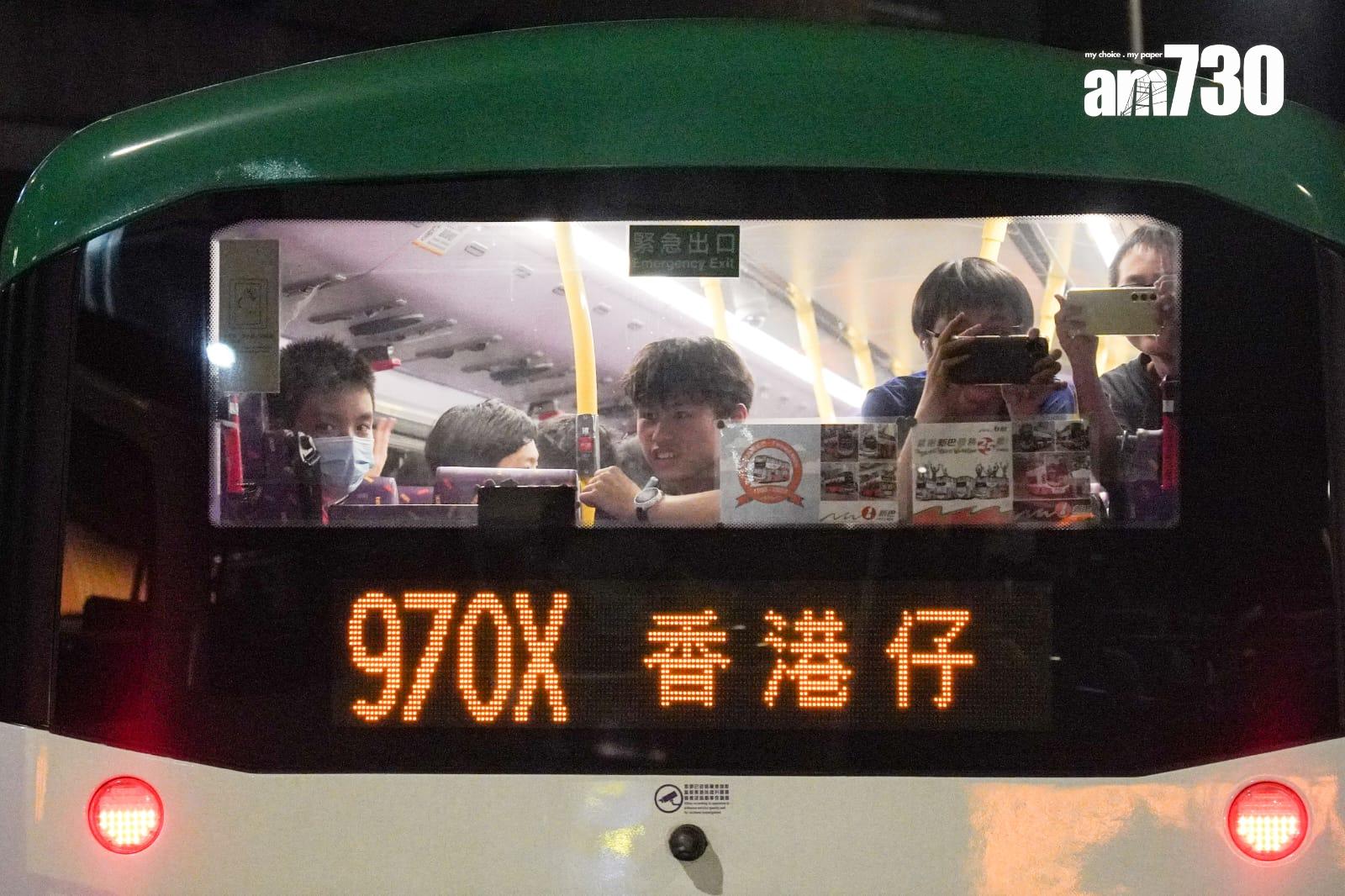 大批巴士迷先後登上4輛新巴經典波浪紋巴士見證新巴步入歷史。(李睿哲攝)