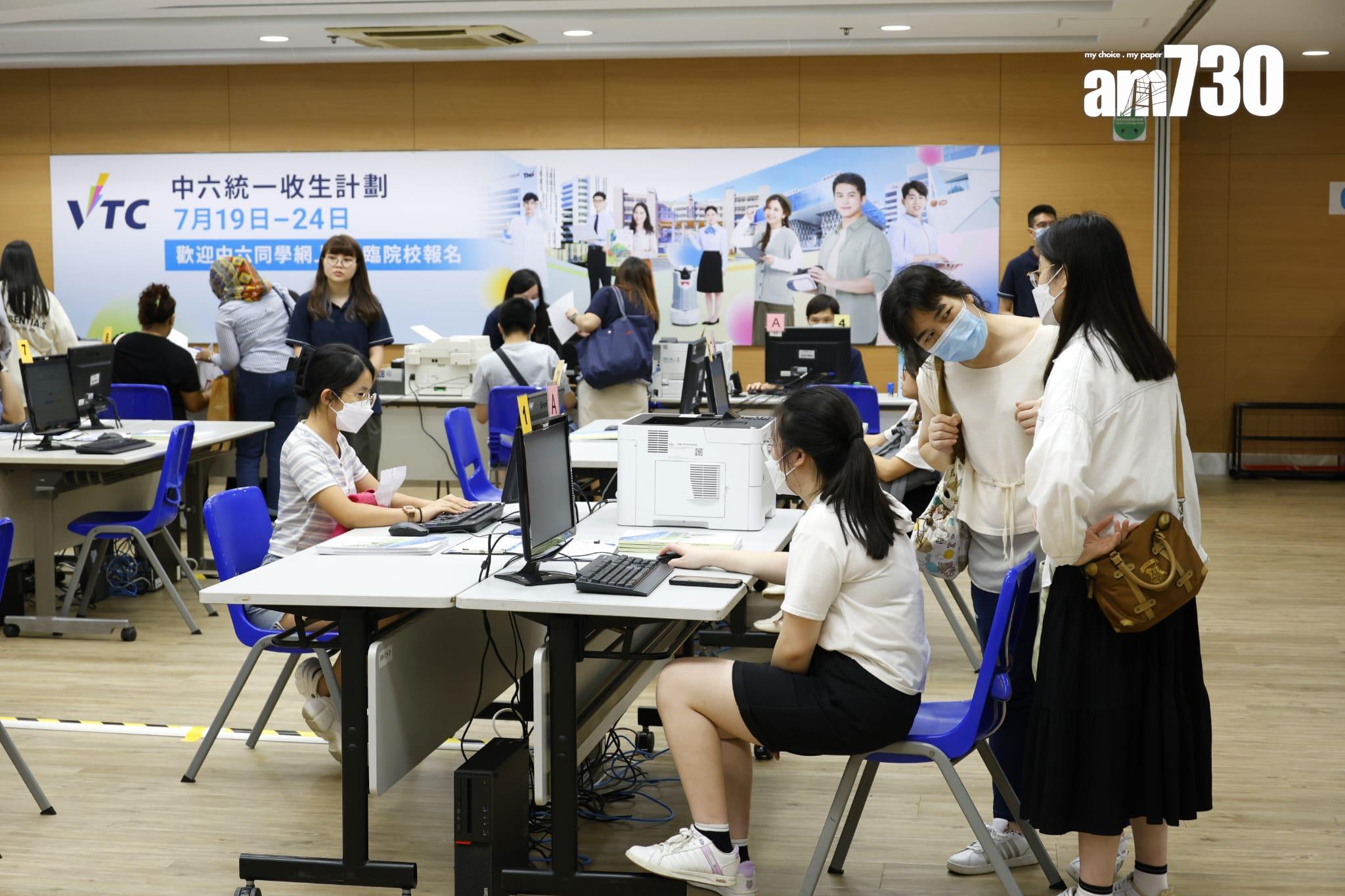 有約40名考生今早11時到長沙灣的香港專業教育學院(IVE)等候報讀課程。(林俊源攝)