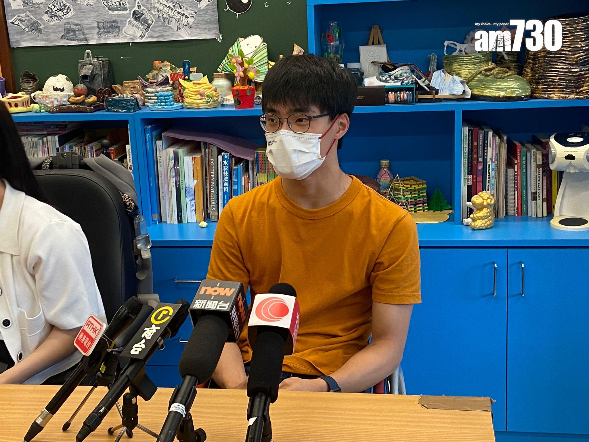 同樣患有大腦麻痺的考生周朗浩,是劍擊港隊成員,他將在嶺大修讀文化研究。(陳奕釗攝)