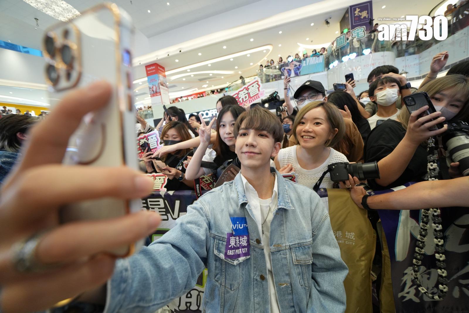 來自台灣的Snoopy在港吸納不少支持者。 (陳奕釗攝)