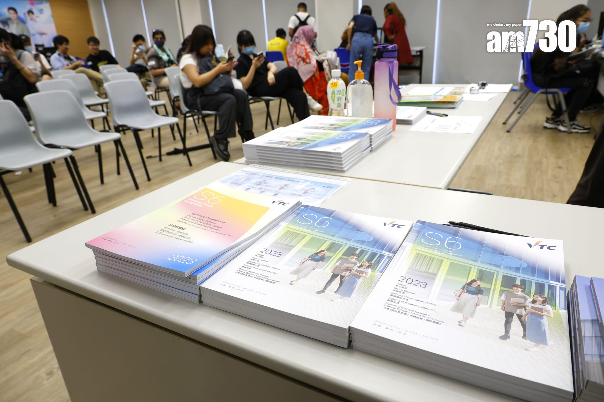 有約40名考生今早11時到長沙灣的香港專業教育學院(IVE)等候報讀課程。(林俊源攝)