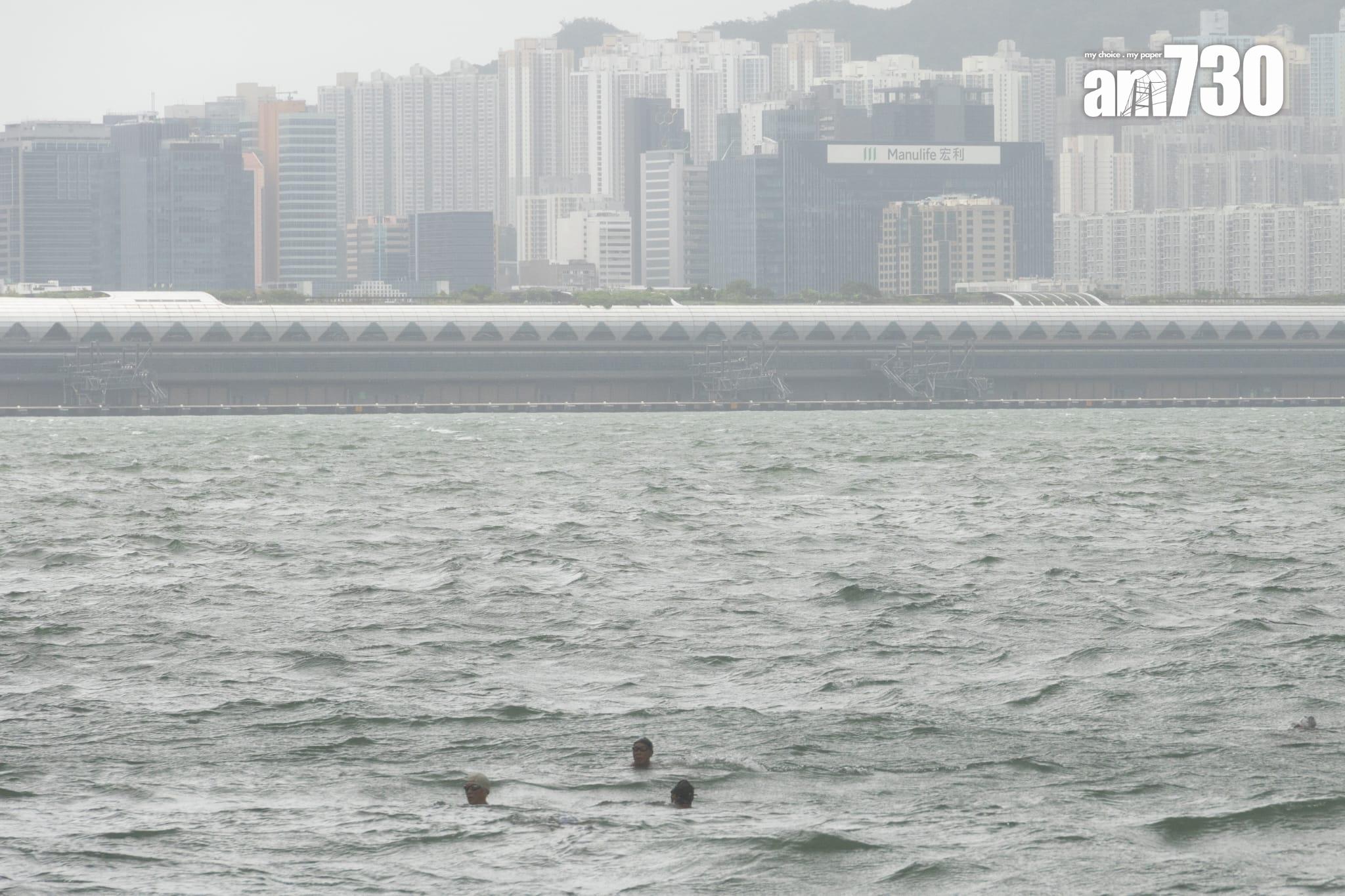 巿民無懼在紅磡碼頭海面游水。(蘇文傑攝)