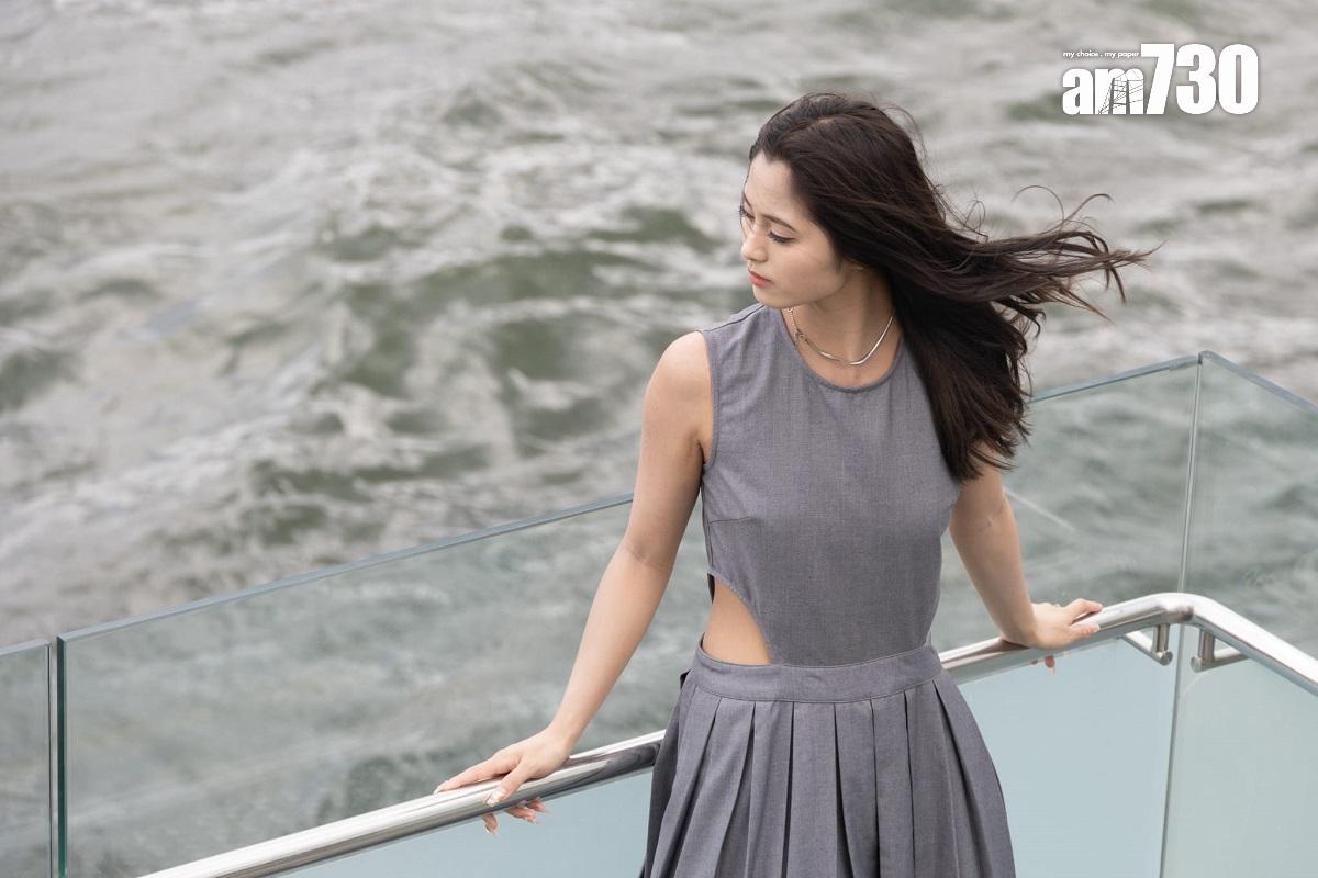 熱帶風暴泰利襲港的周日,下午間中烏雲蓋頂,不少遊客繼續到尖沙咀欣賞維港景色。(蘇文傑攝)