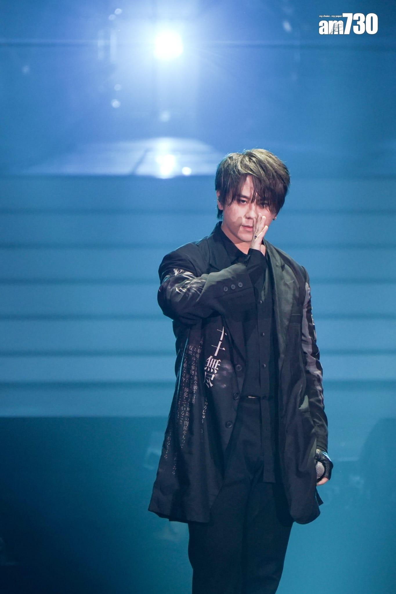 姜濤以大師兄身份跳唱《鏡中鏡》。