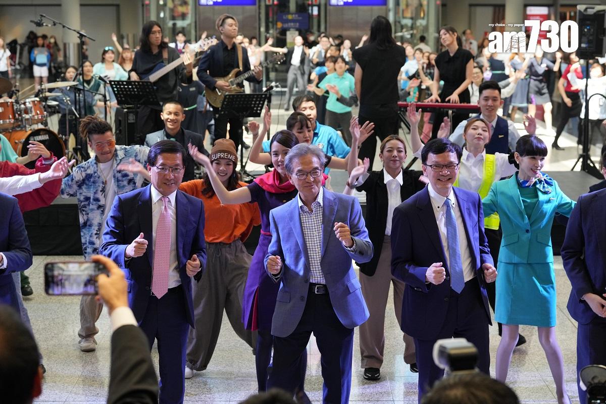 赤鱲角機場今日啟用25周年,機管局喺客運大樓舉行慶祝活動,(前排右起)廖振新、蘇澤光同林天福跳舞跳得幾開心!(陳奕釗攝)