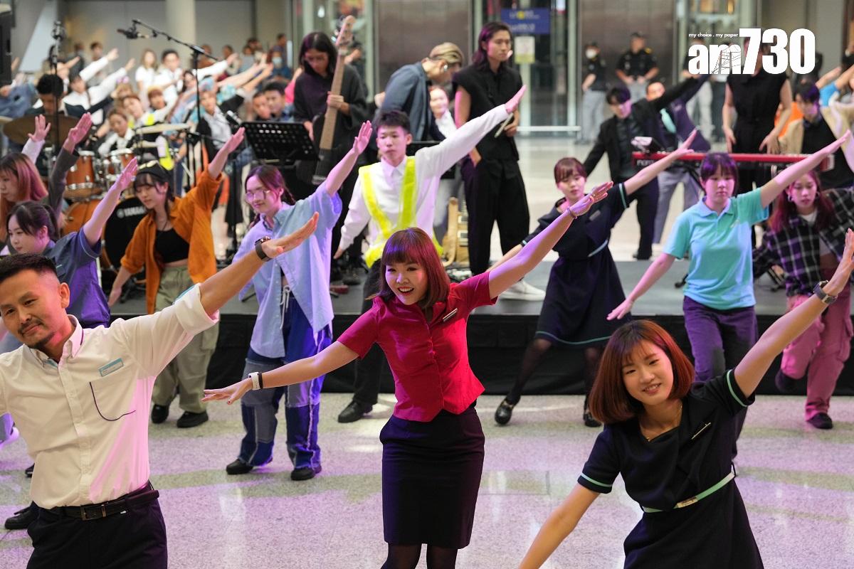 赤鱲角機場今日啟用25周年,機管局喺客運大樓舉行慶祝活動,包括邀請舞蹈員到場跳舞。(陳奕釗攝)